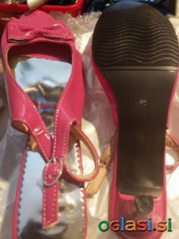 Pink lakaste sandale
