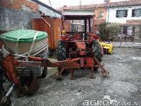 Traktor Massey Ferguson z kopalno roko