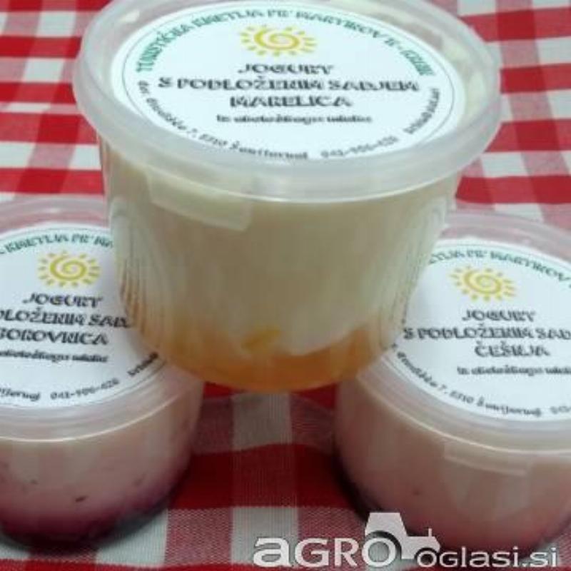 Jogurt s podloženim sadjem