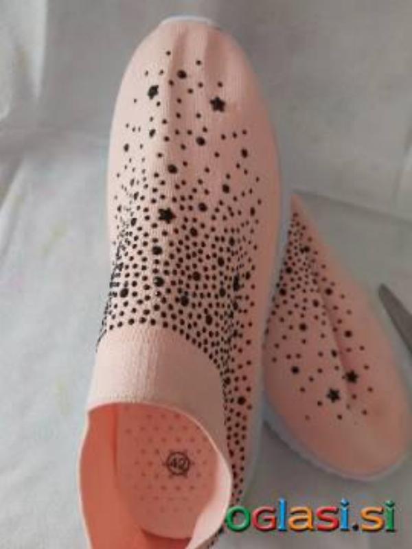 Roza superge z pikicami