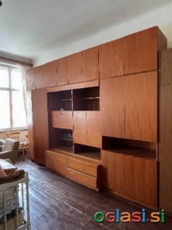 Starejša furnirana omara