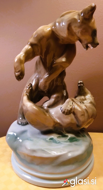 Porcelanasta skulptura - medvedji boj
