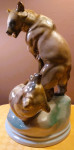 Porcelanasta skulptura - medvedji boj