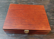 Lesena šatulja kristal kristalno srce igralne karte