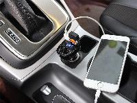 Avto FM oddajnik SD in polnilec bluetooth 2x USB 3.1A