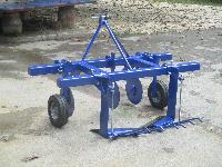 Stroj za odstranjevanje (dvigovanje) folije z njive