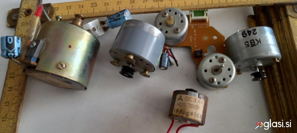 Mali motorji 12 v, jermenice in jermeni z vijaki so zraven