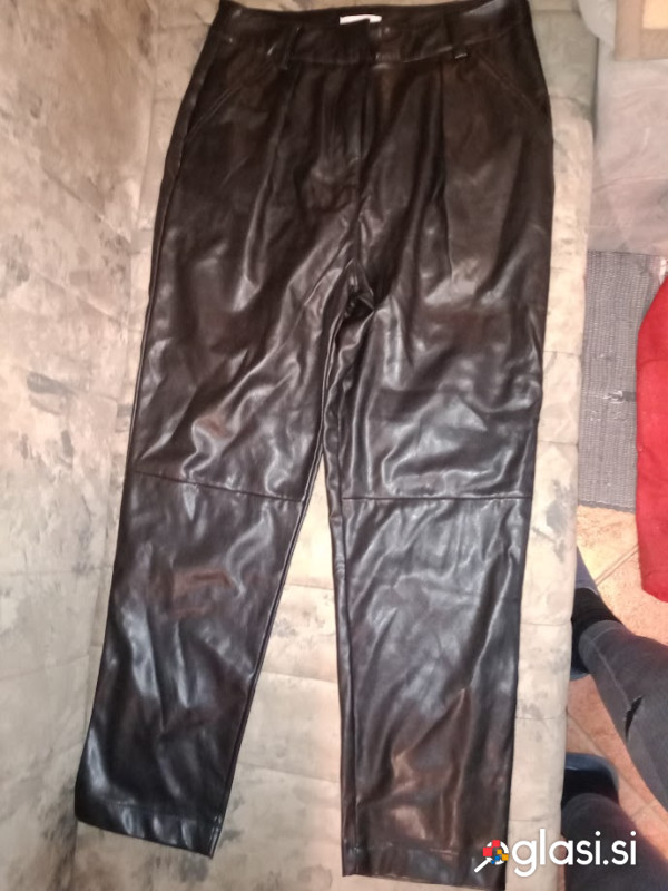 Hlače iz umetnega usnja črne na zapenjanje Topshop št.40