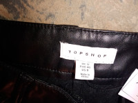 Hlače iz umetnega usnja črne na zapenjanje Topshop št.40