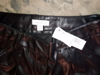 Hlače iz umetnega usnja črne na zapenjanje Topshop št.40