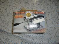 GOSPODINJSKI ROČNI STROJČEK ZA TESTO