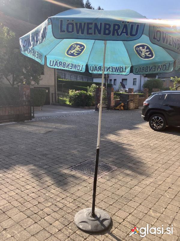 Senčnik lowenbrau z kovinskim ali betonskim stojalom