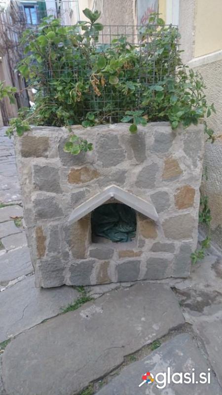 Kamnito korito – lonec za rože z vgrajeno hiško za mačke