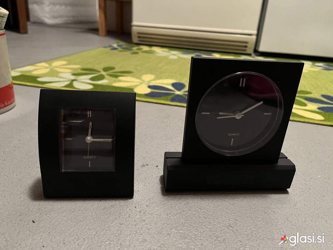 Prodam 3 x ura budilka, (črna, srebrna), cena 10€ za kos...