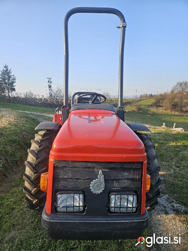 Traktor AGT 830