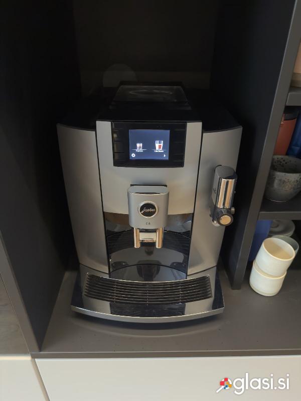 Jura E8 kavni aparat