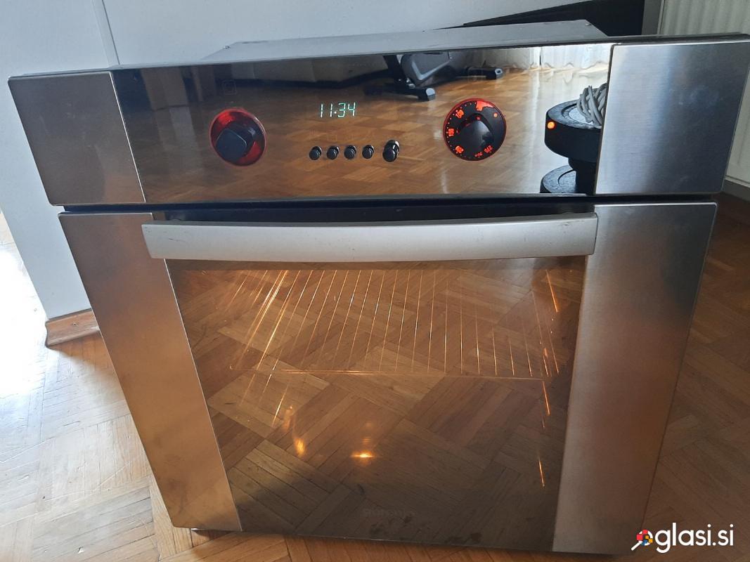 Vgradna pečica Gorenje v srebrni barvi, ventilacijska