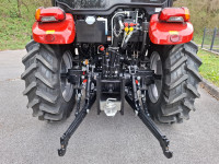 Traktor NTS 704-PRO s čelnim nakladačem