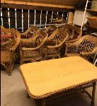 Pletena sedežna garnitura in miza