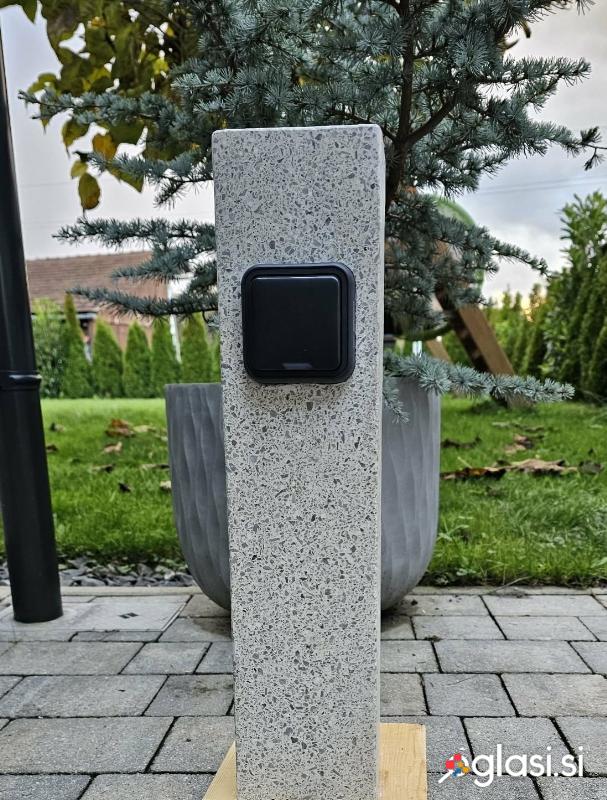 Betonski stebriček iz brušenega betona z vtičnico