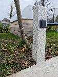 Betonski stebriček iz brušenega betona z vtičnico