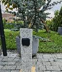 Betonski stebriček iz brušenega betona z vtičnico