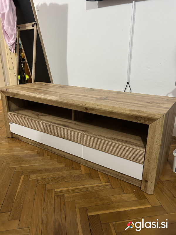 TV Omarica, Dolžina 142cm, Širina 50cm, Višina 50cm.