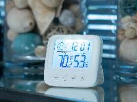 id-2521 Digitalni osvetljen LCD termometer higrometer budilka bela