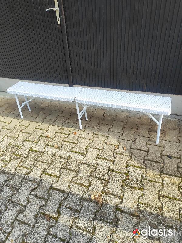 Zložljiva kovinska klop z umetnim ratanom