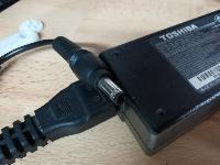 Polnilec Toshiba