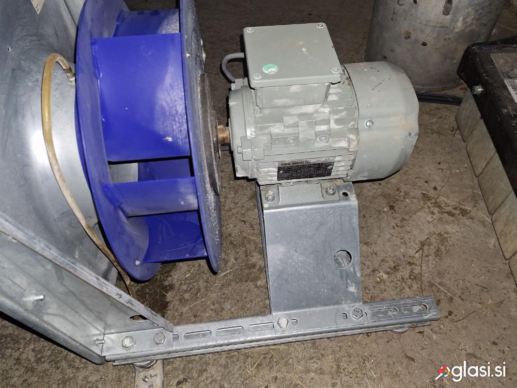 Motor z turbino