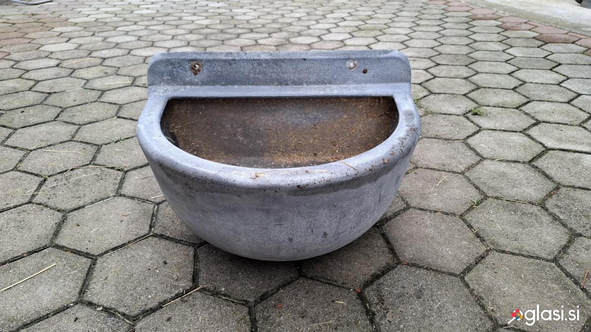 KRMILNIK IZ LITEGA ALUMINIJA - 2 KOM - PRODAM
