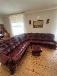 EMOK FIGARO – usnjena kotna sedežna 290 × 290 cm+tabure, masivni hrast