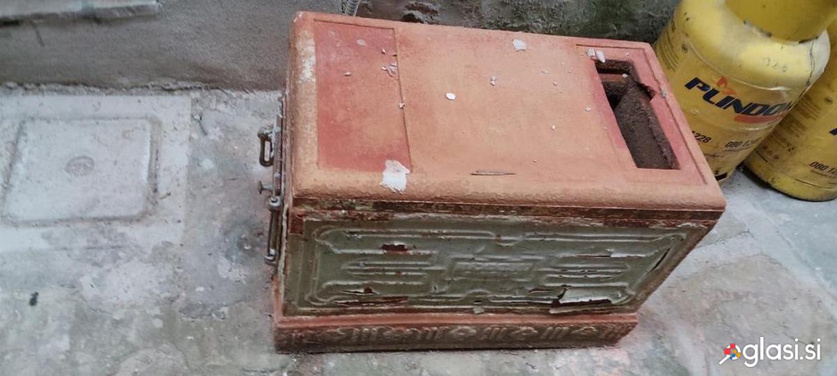 Stara peč v plasteh