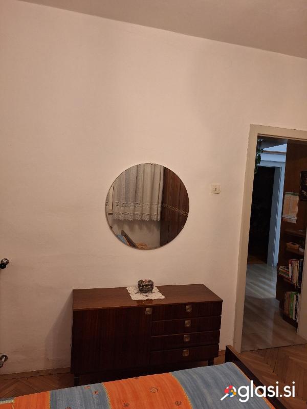Nočni omarici in komoda z ogledalom, dva stolčka
