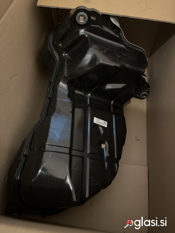 Originalen AdBlue rezervoar Audi Q7 4M / Q8 / Touareg (4M0131878CN)