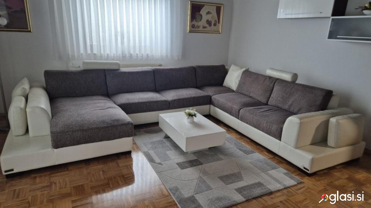 U sedežna garniturea / kavč
