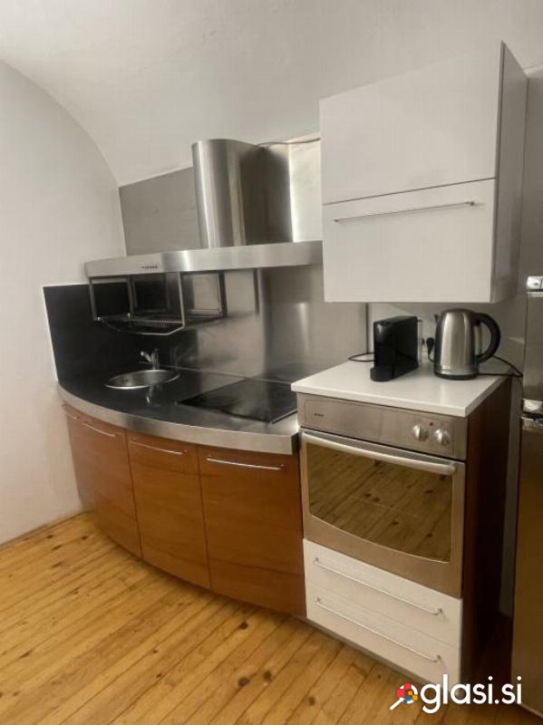 Kuhinjska garnitura z inox pultom, napo in aparati