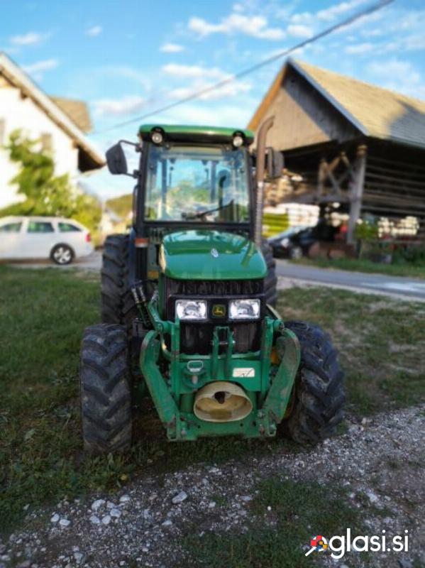 JOHN DEERE 5615F s sprednjo hidravliko in kardanom