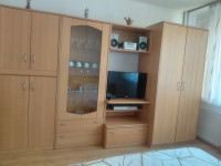 Prodam dva ohranjena regala in kotno sedežno