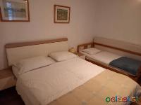 V Fiesi oddamo apartma za 4 osebe, oddaljen od morja 50 m. Apartma zajema kuhinj