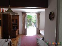 V Fiesi oddamo apartma za 4 osebe, oddaljen od morja 50 m. Apartma zajema kuhinj